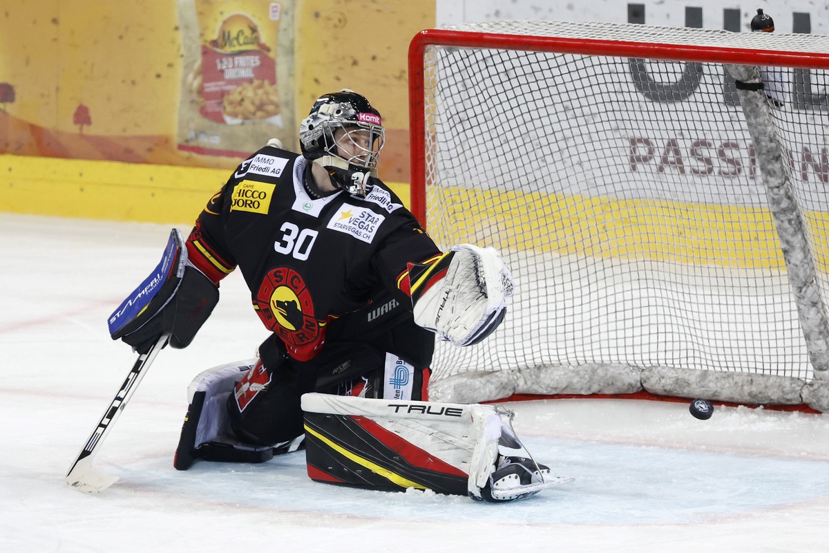 Berns Torhueter Philip Wuethrich kassiert das Tor zum 2-1 im Eishockey Meisterschaftsspiel der National League zwischen dem SC Bern und HC Davos, am Freitag, 26. Januar 2024 in der PostFinance Arena i ...