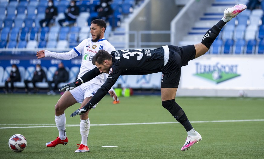 L&#039;attaquant lausannois Hicham Mahou, gauche, lutte pour le ballon avec le gardien lucernois Marius Mueller, droite, lors de la rencontre du championnat de football de Super League entre le FC Lau ...