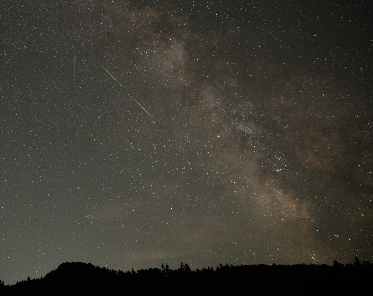 Meteorstrom Perseiden am Nachthimmel, Eindrücke August 12, 2023, Elkton, Oregon, USA: A meteor from the Perseid meteor shower streaks through the sky near Elkton in rural southwestern Oregon. The peak ...