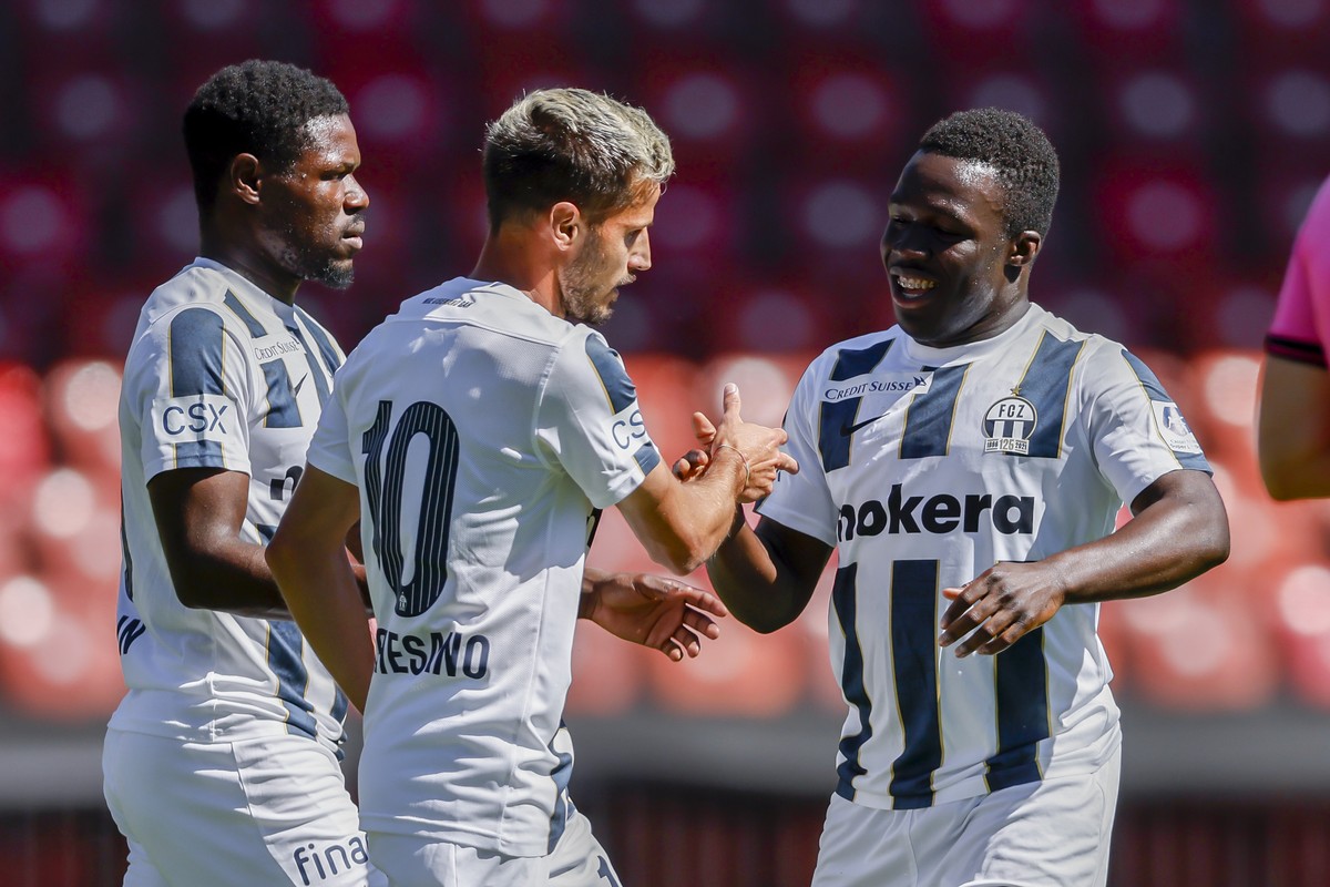 Torjubel FCZ mit (R-L) Zuerichs Wilfried Gnonto, Zuerichs Antonio Marchesano, Zuerichs Aiyegun Tosin waehrend dem Testspiel zwischen dem FC Zuerich und dem SCR Altach am Samstag, den 2. Juli 2022, im  ...