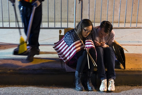 ZUM WAHLTAG DER AMERIKANISCHEN PRAESIDENTSCHAFTSWAHLEN AM DIENSTAG, 8. NOVEMBER 2016, STELLEN WIR IHNEN FOLGENDES BILDMATERIAL ZUR VERFUEGUNG - People sit outside the Jacob Javits Center waiting for e ...
