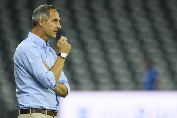 YB Trainer Adi Huetter im Super League Fussballspiel zwischen dem BSC YB und dem FC Lugano im Stade de Suisse, am Samstag, 30. Juli 2016 in Bern. (KEYSTONE/Manuel Lopez)