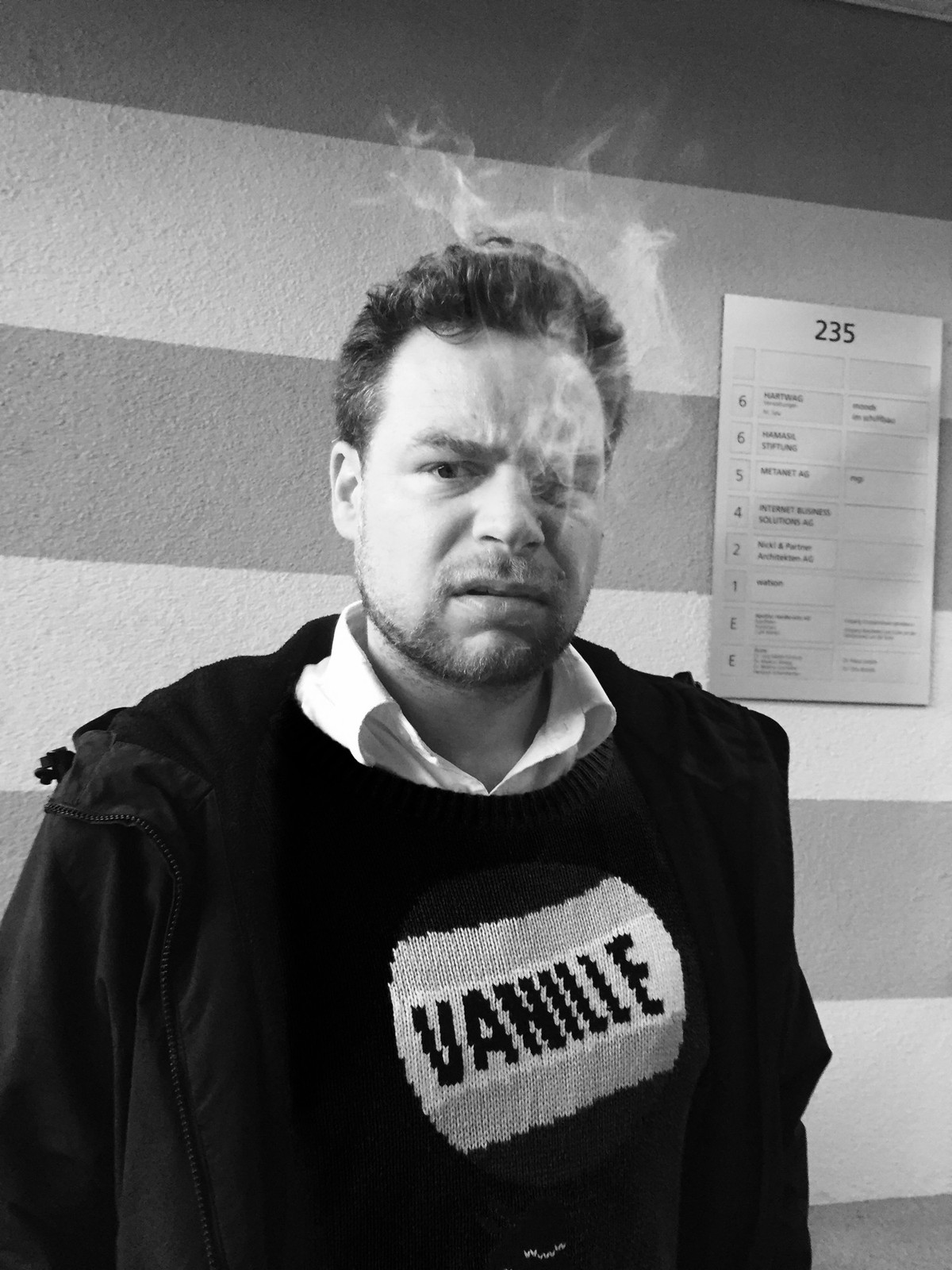 Maurice Thiriet rauchend und irritiert vor dem watson-Büro.