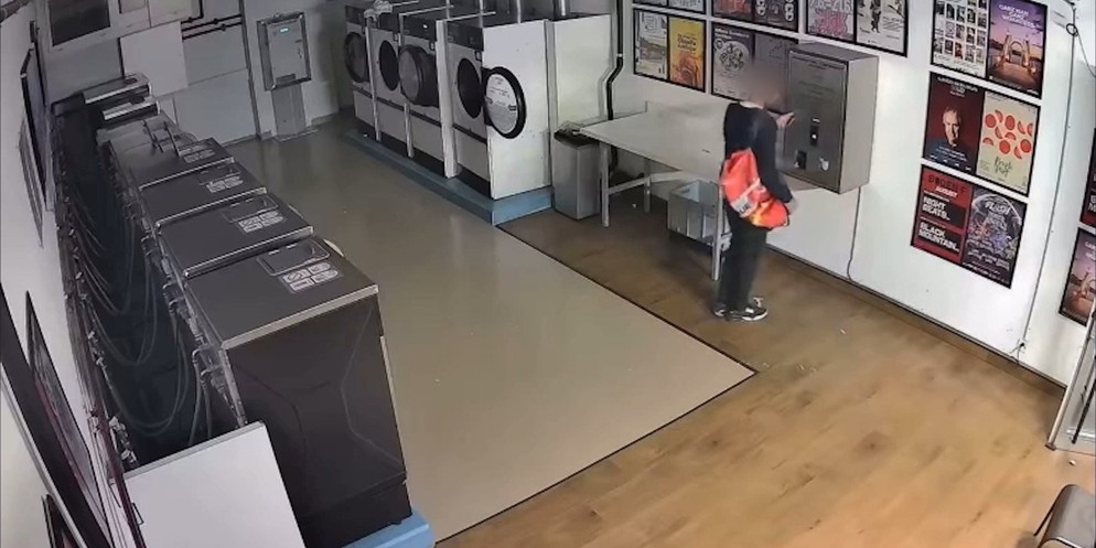 Ein Video einer Überwachungskamera zeigt einen Unbekannten in einem Waschsalon im Zürcher Kreis 4. In der Nacht auf Mittwoch ist dieser dort eingebrochen und hat sich am Geldwechsler zu schaffen gemac ...