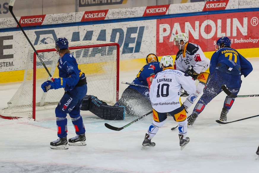 Der Zuger Dario Simion, 2.v.r., trifft hier zur 1:2 Fuehrung gegen Davos Goalie Anders Lindbaeck, Mitte, beobachtet von Magnus Nygren, links, Dominic Lammer, 3.v.r., und Claude C. Paschoud, rechts, au ...