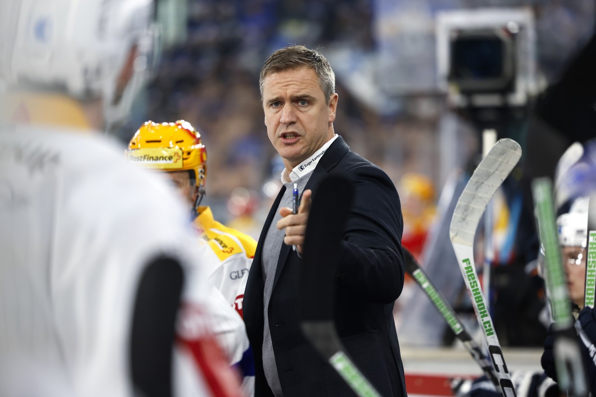 Zugs Cheftrainer Dan Tangnes gibt seinen Spielern Anweisungen im Eishockey Meisterschaftsspiel der National League zwischen dem EHC Biel und EV Zug, am Samstag, 23. Dezember 2023, in der Tissot Arena  ...