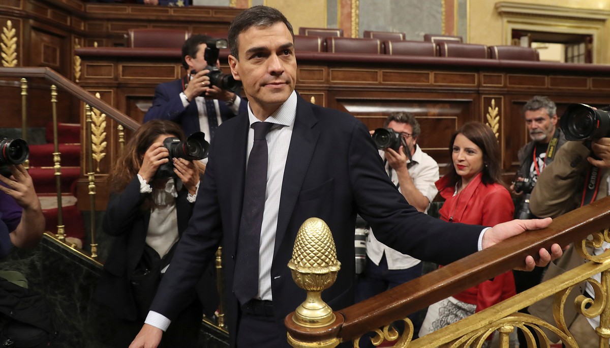 epa06777085 Leader of Spanish Workers' Socialist Party (PSOE), Pedro Sanchez (C), arrives for the second day of the no-confidence motion debate against Spanish Prime Minister Mariano Rajoy at the ...