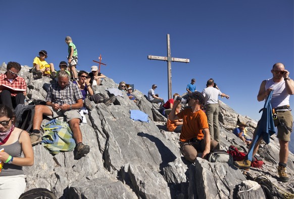 Nahe zusammenruecken musste wer am Sonntag, 2. Oktober 2011 bei strahlend schoenem und mildem Herbstwetter unter dem Gipfelkreuz des 2808 Meter hohen Calanda oberhalb Chur Platz nehmen wollte. (KEYSTO ...