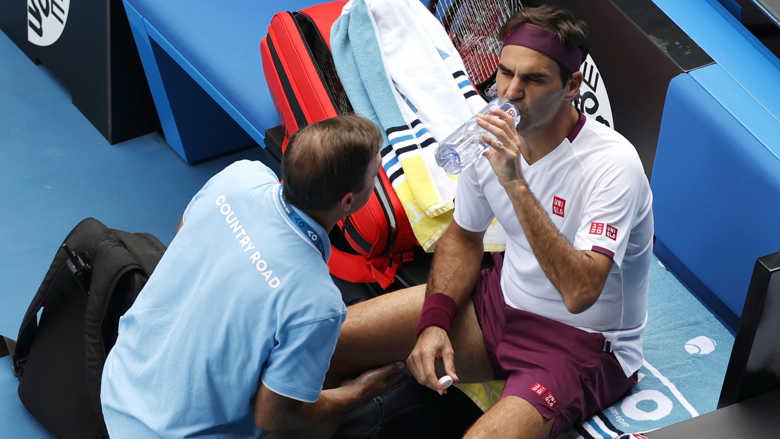 Beim hart umkämpften Sieg gegen Tennys Sandgren musste sich Roger Federer an der Leiste behandeln lassen.