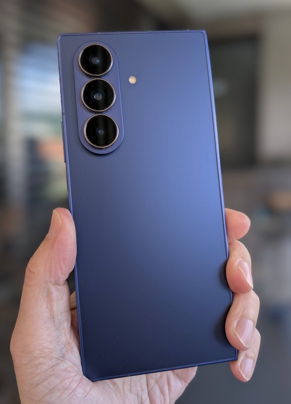 Das Fold 7 sieht von vorn und von hinten wie ein normales Smartphone aus.