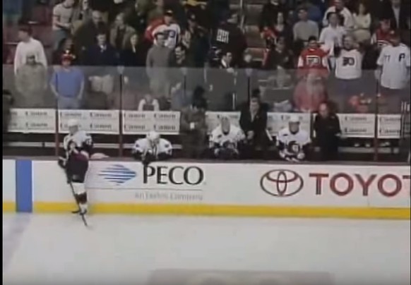 Die Spielerbänke beider Teams sehen am Schluss ziemlich leer aus.<br data-editable="remove">