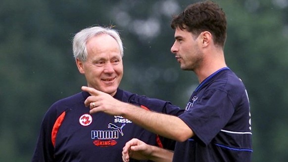 Ciriaco Sforza, rechts, unterhaelt sich mit Trainer Koebi Kuhn, beim Training der Schweizer Fussball Nationalmannschaft in Duebendorf, am Donnerstag, 30. August 2001. (KEYSTONE/Franco Greco) === ELECT ...