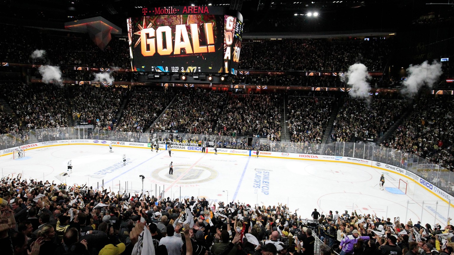 IMAGO / Icon SMI

LAS VEGAS, NV - APRIL 16: Fan celebrate a third period goal during Game Four of the Western Conference First Round of the 2019 NHL Eishockey Herren USA Stanley Cup Playoffs between t ...