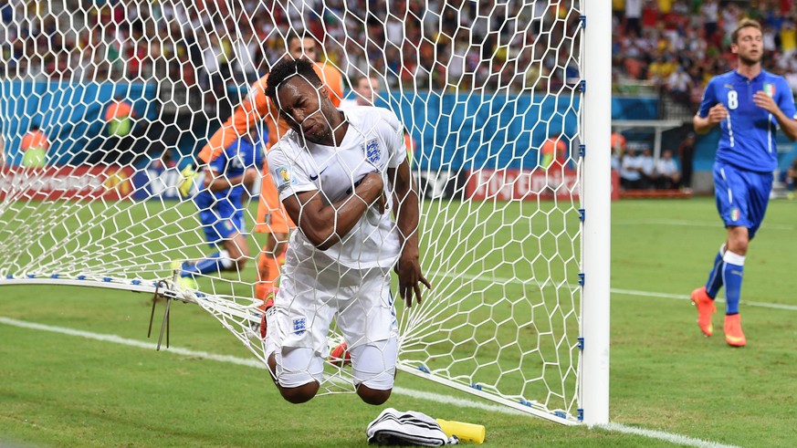 Daniel STURRIDGE (ENG) springt anstatt dem Ball ins Tornetz,Aktion. England (ENG)-Italien (ITA) 1-2, Vorrunde Gruppe D, Spiel 8, am 14.06.2014 in Manaus. Fussball Weltmeisterschaft 2014 in Brasilien v ...