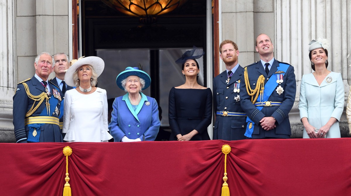 epa09055927 (FILE) - (L-R) Britain's Charles, the Prince of Wales; Prince Andrew, Duke of York; Camilla, Duchess of Cornwall; Queen Elizabeth II, Meghan, Duchess of Sussex; Prince Harry, the Duke ...