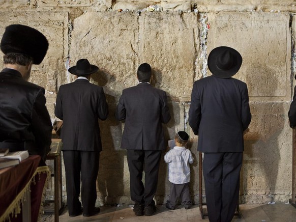 Jüdische Gläubige beten an der Klagemauer.