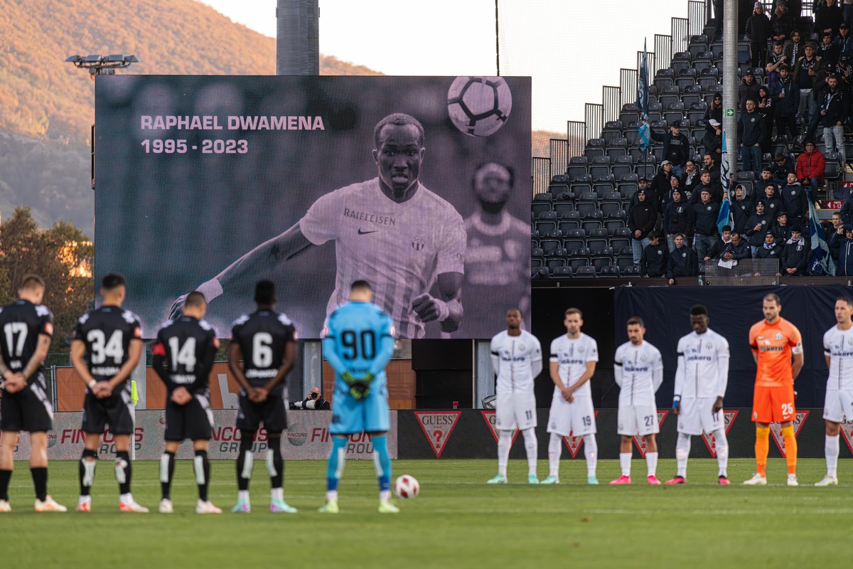 Un hommage à Raphael Dwamena a été rendu le 12 novembre lors du match entre Lugano et Zurich. Le footballeur avait décidé d'enlever son boîtier sous-cutané.
