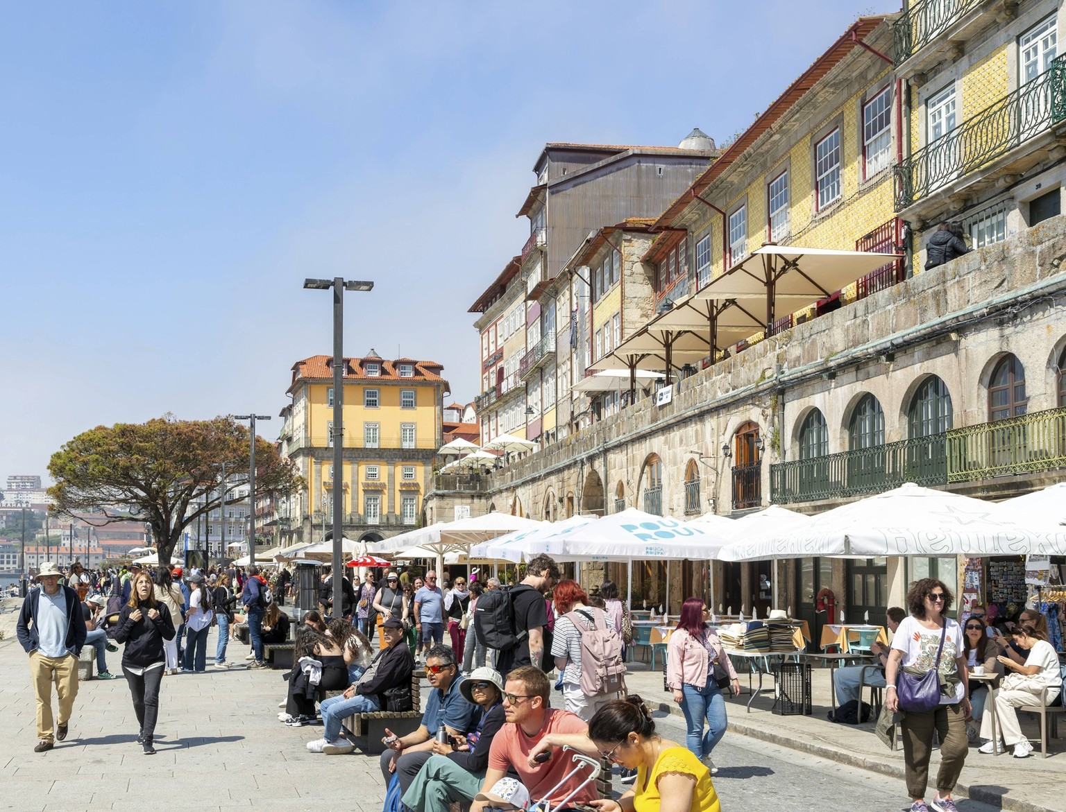 Touristenmassen am Ufer des Flusses Douro im Stadtteil Ribeira, Stadt Porto, Portugal, Europa Crowds of tourists on River Douro waterfront of Ribeira district, city of Porto, Portugal, Europe Copyrigh ...