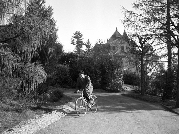 Bhumibol auf dem Velo vor der Villa Vadhana in Pully, wo die Familie wohnte, Anfang der 1940er-Jahre.