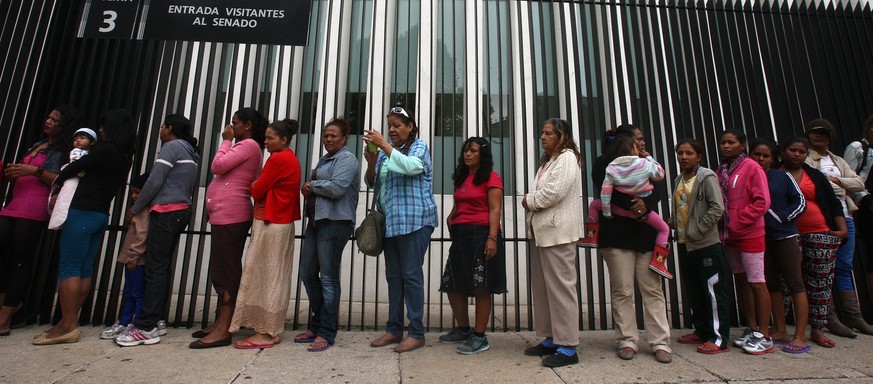 Migranten stehen für die Registrierung an, in Mexiko City.