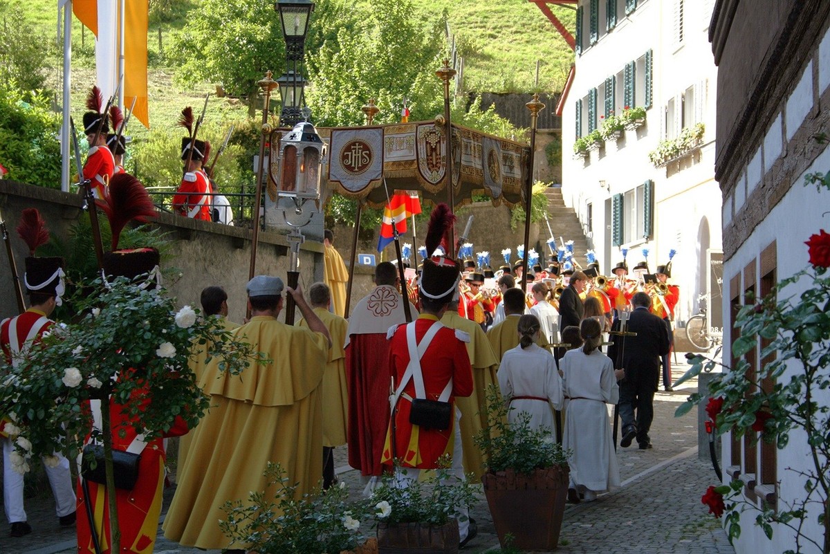 Willisau, Ablassfest, im Volksmund «Apliss». Einzug durch die Müligass in die Pfarrkirche. Jedes Jahr findet am zweiten Sonntag nach Pfingsten eine grosse Sühneprozession statt. Unter dem Baldachin wi ...