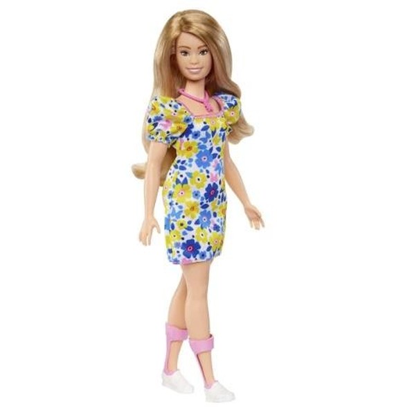 Die neue Barbie hat einen etwas längeren Oberkörper und trägt orthopädische Hilfsmittel an Beinen und Füssen.