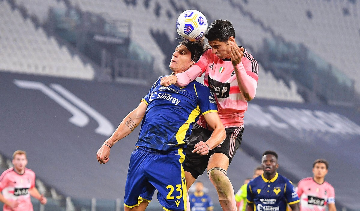 epa08773889 Juventus' Alvaro Morata (R) and Verona's Giangiacomo Magnani (L) in action during the Italian Serie A soccer match between Juventus FC and Hellas Verona FC in Turin, Italy, 25 Oc ...