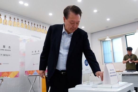 Former South Korean President Yoon Suk Yeol casts his vote for the presidential election at a polling station in Seoul, South Korea, Tuesday, June 3, 2025. (Korea Pool/Yonhap via AP)
Yoon Suk Yeol