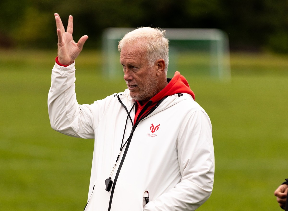 Val Gunn ist der Cheftrainer.