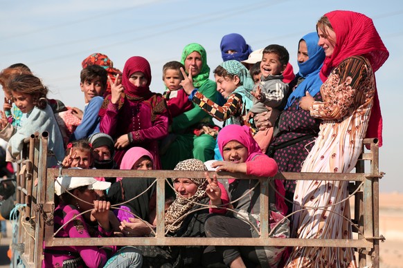 REFILE - ADDITIONAL INFORMATION??People fleeing clashes in Tweila&#039;a village and Haydarat area ride a vehicle, north of Raqqa city, Syria November 8, 2016. REUTERS/Rodi Said TPX IMAGES OF THE DAY