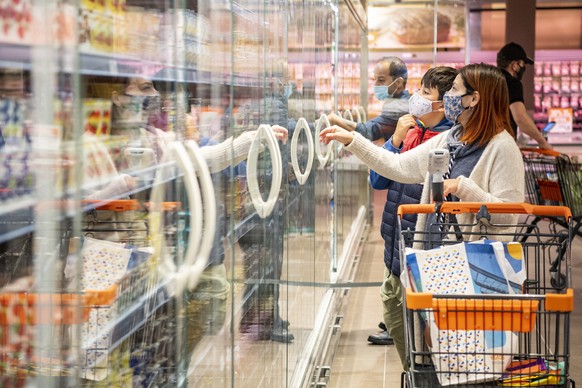 Eine Familie beim Einkaufen im Migros Lebensmittelladen anlaesslich der Wiedereroeffnung des Hertizentrums mit 17 Geschaeften, am Donnerstag, 15. Oktober 2020, in Zug. Im Kanton Zug besteht seit letzt ...