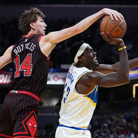 INDIANAPOLIS, INDIANA - NOVEMBER 29: Matas Buzelis #14 of the Chicago Bulls blocks a shot attempt by Pascal Siakam #43 of the Indiana Pacers in the first quarter at Gainbridge Fieldhouse on November 2 ...