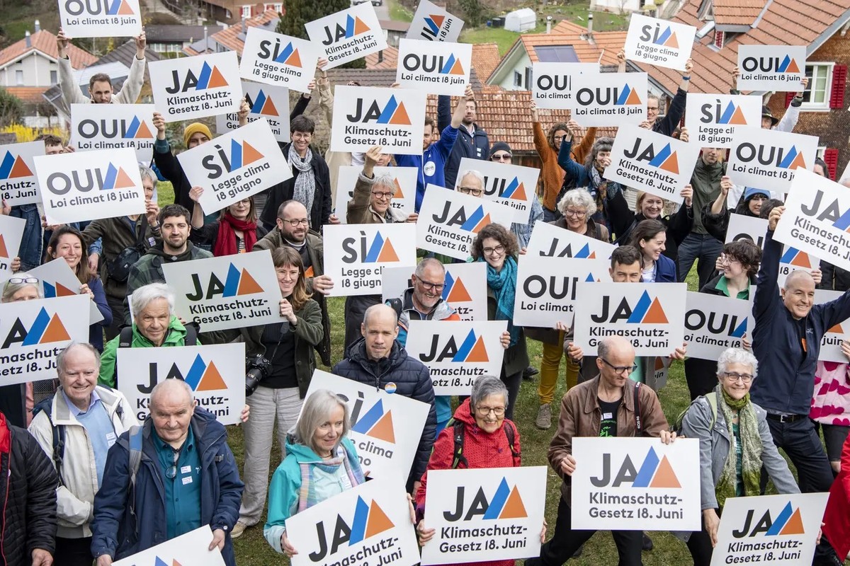 Seit kurzem sehr präsent: das blauorange Signet für ein Ja zum Klimaschutzgesetz.