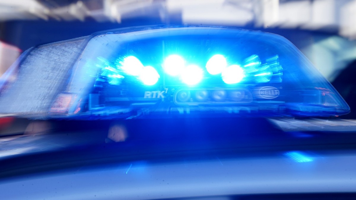 ARCHIV - 18.01.2024, Mecklenburg-Vorpommern, Schwerin: Das Blaulicht leuchtet auf einem Einsatzfahrzeug. (zu dpa: