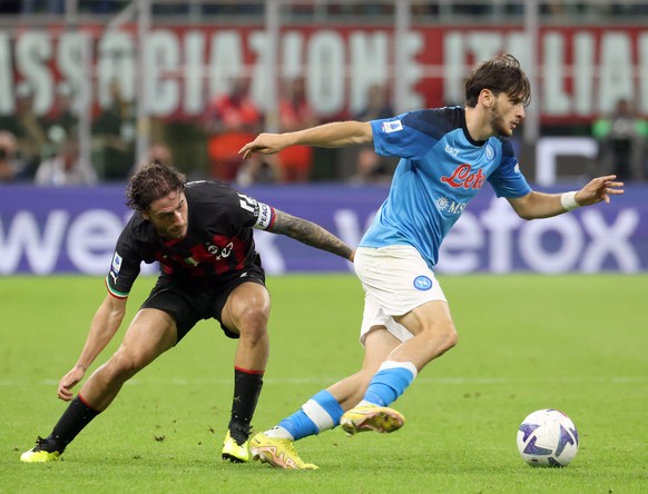 epa10192494 AC Milan���s Davide Calabria (L) in action against Napoli���s Khvicha Kvaratskhelia during the Italian serie A soccer match between AC Milan and Napoli at Giuseppe Meazza stadium in Milan, ...