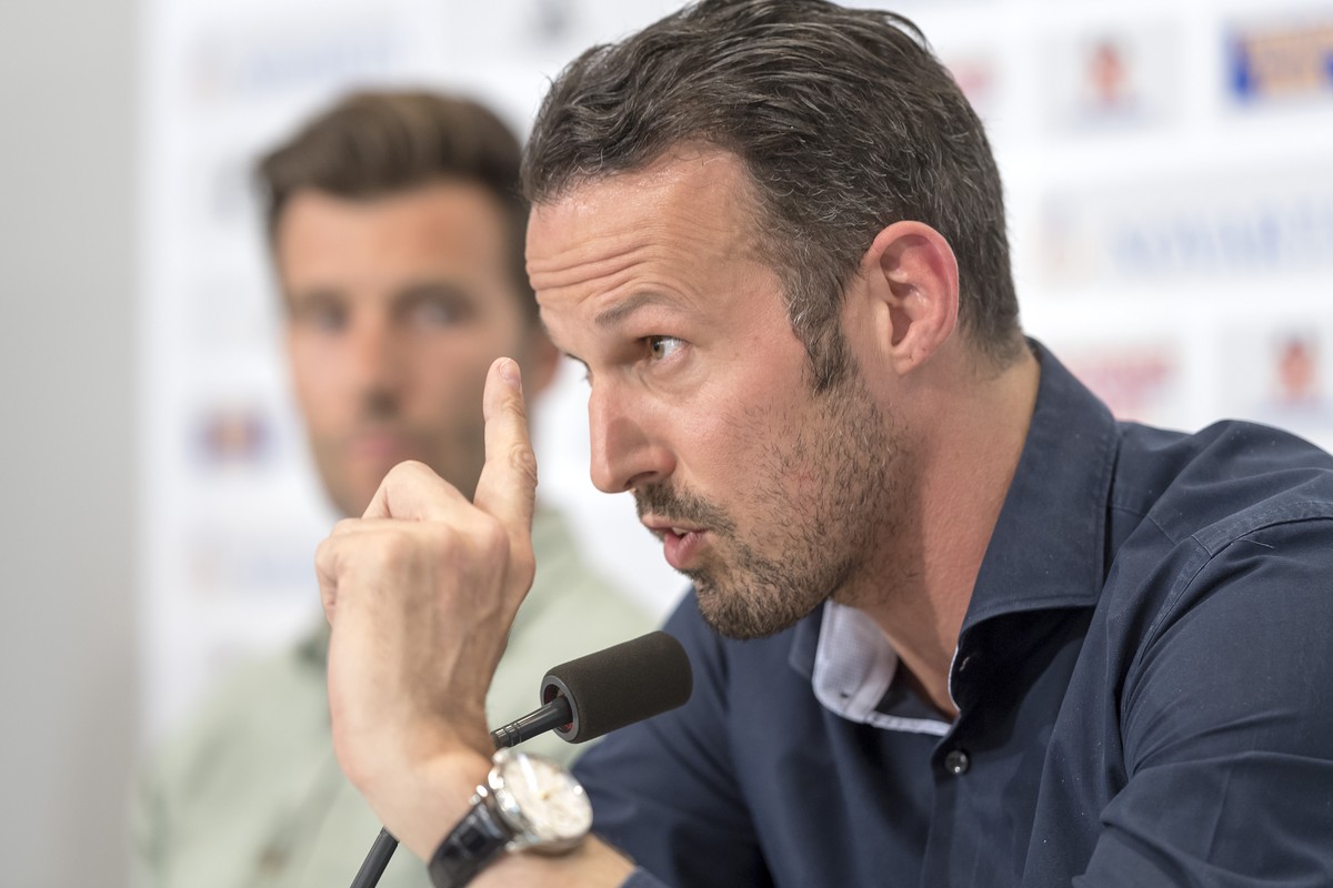 Raphael Wicky, der als neuer Cheftrainer des FC Basel ab der Saison 2017/18 vorgestellt wurde, links, und der designierte Sportchef des FC Basel Marco Streller, rechts, sprechen an einer Medienkonfere ...