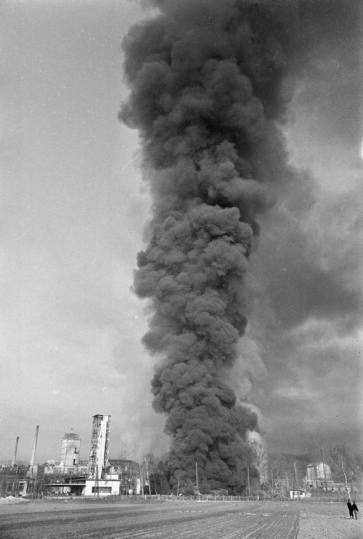 The smoke chamber after the explosion at the Swiss Explosives Factory in Dottikon, taken on 8 April 1969. (KEYSTONE/Str)

Die Rauchsaeule nach der Explosion in der Schweizerischen Sprengstoff-Fabrik i ...