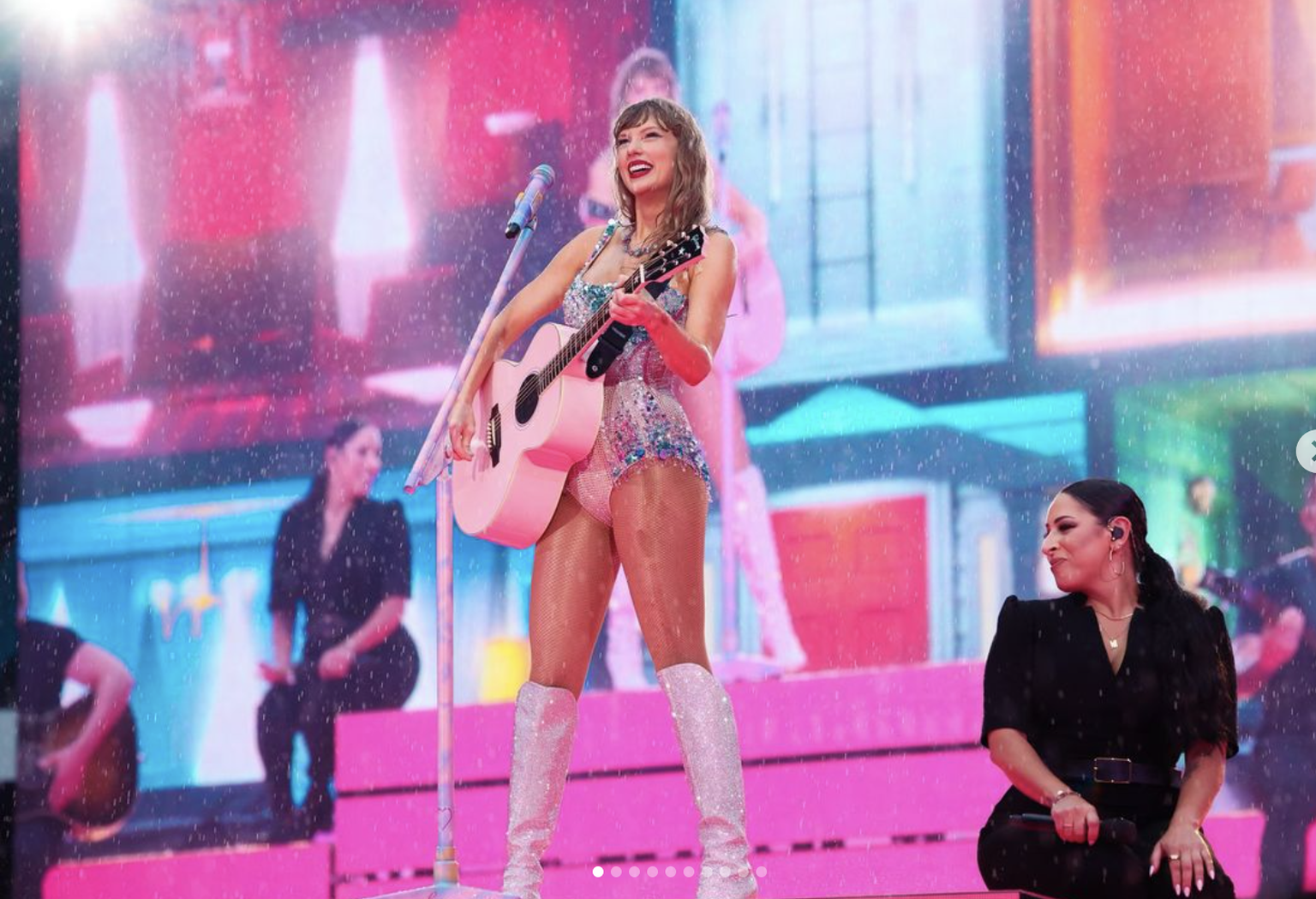 Eine Background-Sängerin von Taylor Swift.