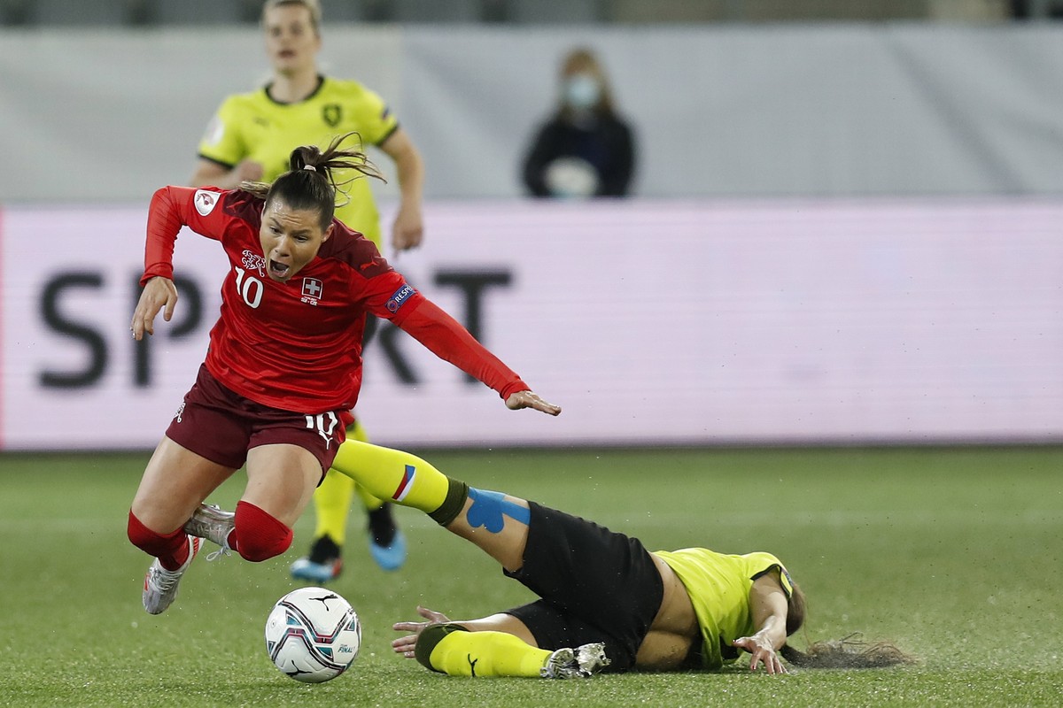 Swiss Ramona Bachmann, left, and Czech Republic's Lucie Martinkova in action during the UEFA Women's Euro 2022 play-off 2nd leg qualification match between Switzerland and the Czech Republic ...
