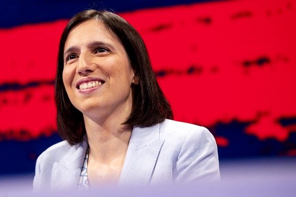 epa11467345 Democratic Party (PD) leader Elly Schlein attends the La7 television broadcast &#039;In Onda&#039;, in Rome, Italy, 08 July 2024, hosted by Italian journalists Luca Telese and Marianna Apr ...