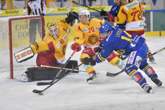Der Davoser Broc Little (US), rechts versucht es alleine gegen die Langnauer Torhueter Damiano Ciaccio und Yannick Blaser , beim Eishockey Meisterschaftsspiel in der Qualifikation der National League zwischen dem HC Davos und den SCL Tigers, am Sonntag, 15. Oktober 2017, in der Vaillant Arena in Davos. (KEYSTONE/Juergen Staiger)
