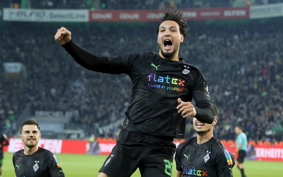 epa10300564 Moenchengladbach&#039;s Ramy Bensebaini celebrates with teammates after scoring the 2-1 lead during the German Bundesliga soccer match between Borussia Moenchengladbach and Borussia Dortmu ...
