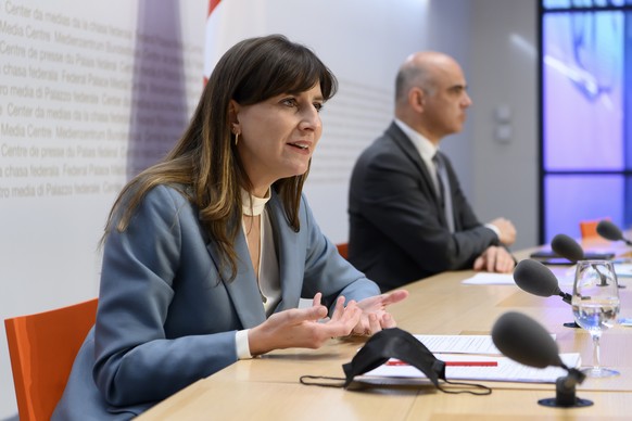 Rebecca Ruiz, Staatsraetin des Kantons Waadt und Vizepraesidentin GDK, links, spricht an der Seite von Bundesrat Alain Berset, rechts, waehrend einer Medienkonferenz nach einem Austausch mit Bundesrat ...