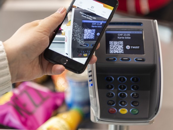 ARCHIVBILD ZU RAZZIA BEI TWINT --- [Staged Picture] A person uses the Twint cashless payment system via Twint app at the cash register of retailer Spar in Berne, Switzerland, on May 2, 2018. (KEYSTONE ...