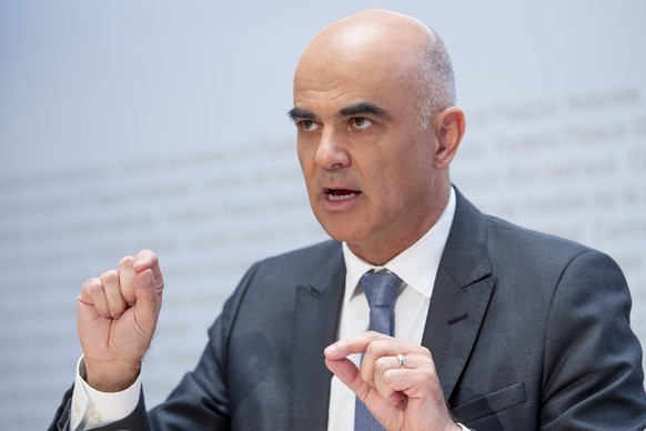 Bundesrat Alain Berset spricht einer ausserordentlichen Medienkonferenz zu den verschaerften Corona-Massnahmen, am Sonntag, 18. Oktober 2020, im Bundeshaus in Bern. (KEYSTONE/Marcel Bieri)