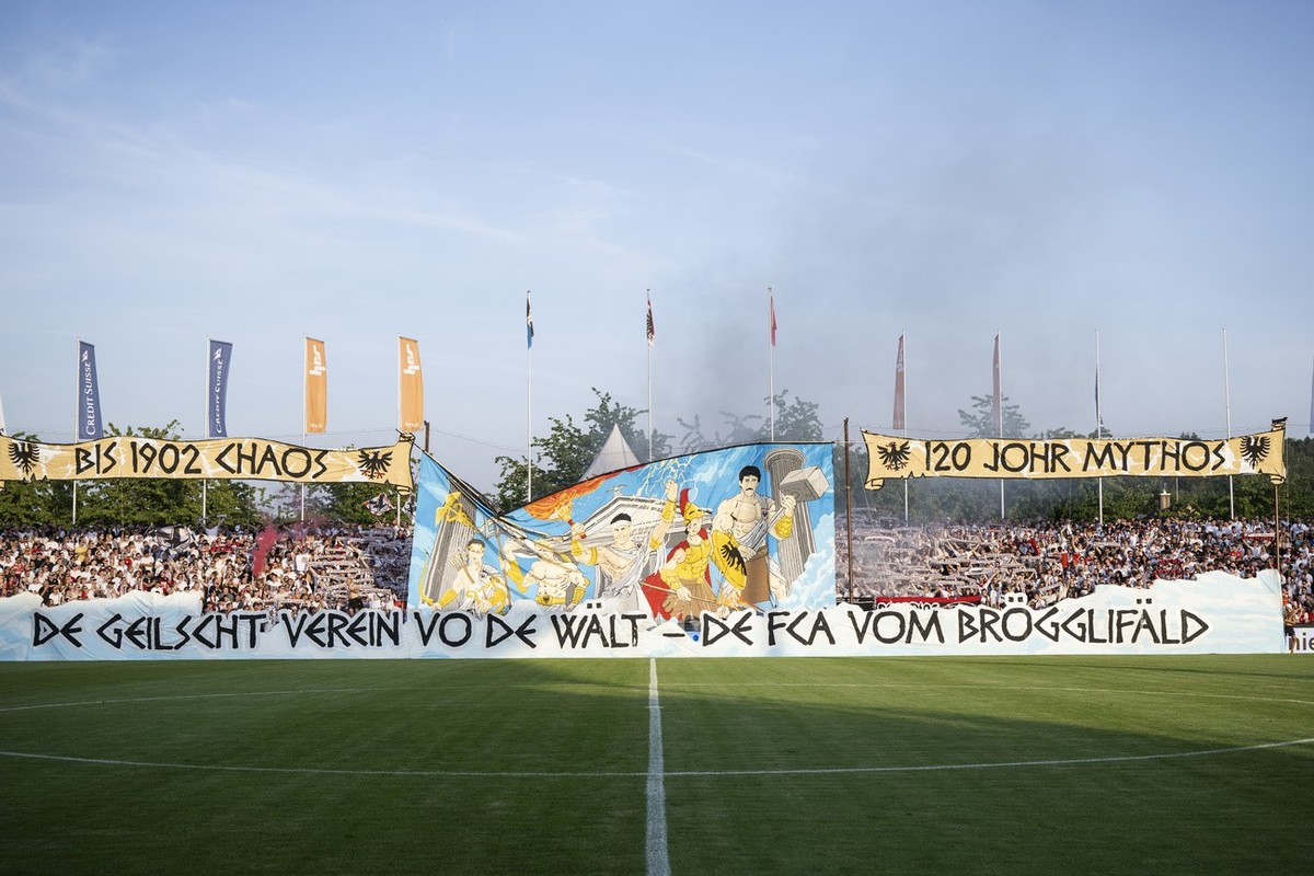 Aarau Fans zeigen ihre Fahnen in der Fussball Challenge League zwischen dem FC Aarau und dem FC Vaduz im Stadion Bruegglifeld in Aarau, am Samstag, 21. Mai 2022. (KEYSTONE/Ennio Leanza)