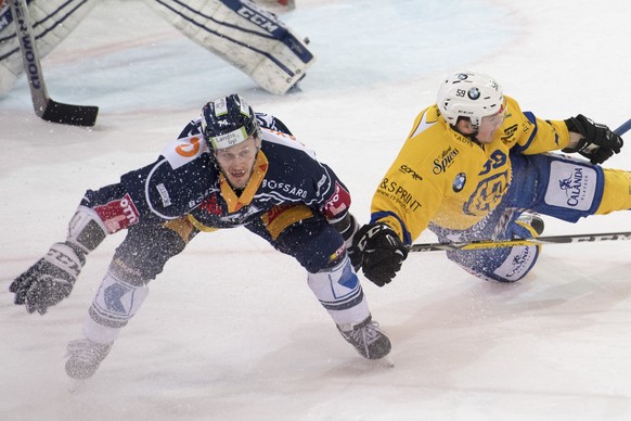 Johan Morant, links, von Zug im Spiel gegen Dario Simion, rechts, von Davos beim fuenften Eishockey Playoff Halbfinalspiel der National League A zwischen dem EV Zug und dem HC Davos am Donnerstag, 30. ...