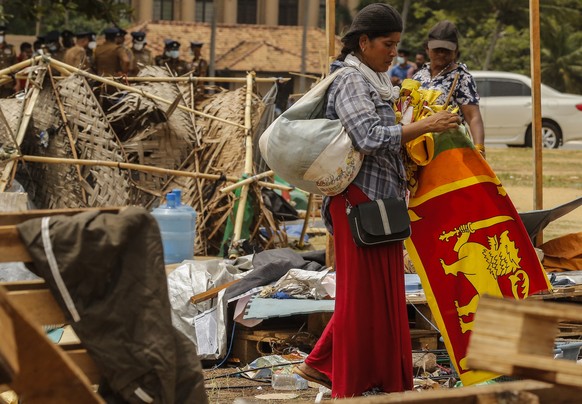 epa10117123 Protesters dismantle the months-long makeshift protest site near the Presidential Secretariat in Colombo, Sri Lanka, 12 August 2022. After 125 days, Protesters completely vacated the month ...