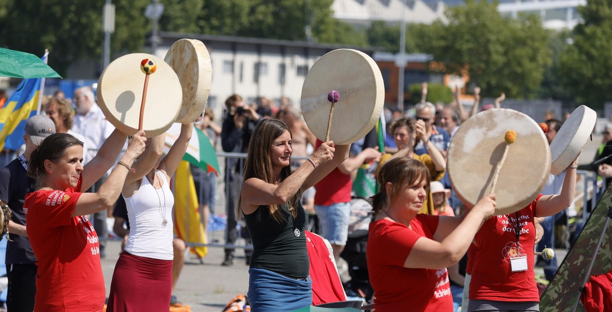 epa08426216 People play with drums during a demonstration of the initiative 'Lateral thinking' in Stuttgart, Germany, 16 May 2020. A series of demonstrations are held throughout Germany, cal ...