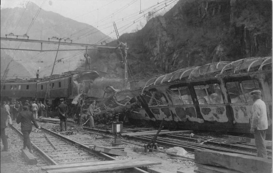 Weitere Einzelheiten
Links die ineinandergeschachtelten Lokomotiven, rechts der ausgebrannte italienische Personenwagen ABz. Von den beiden dazwischen eingereihten Wagen, einem Heizwagen und dem badis ...